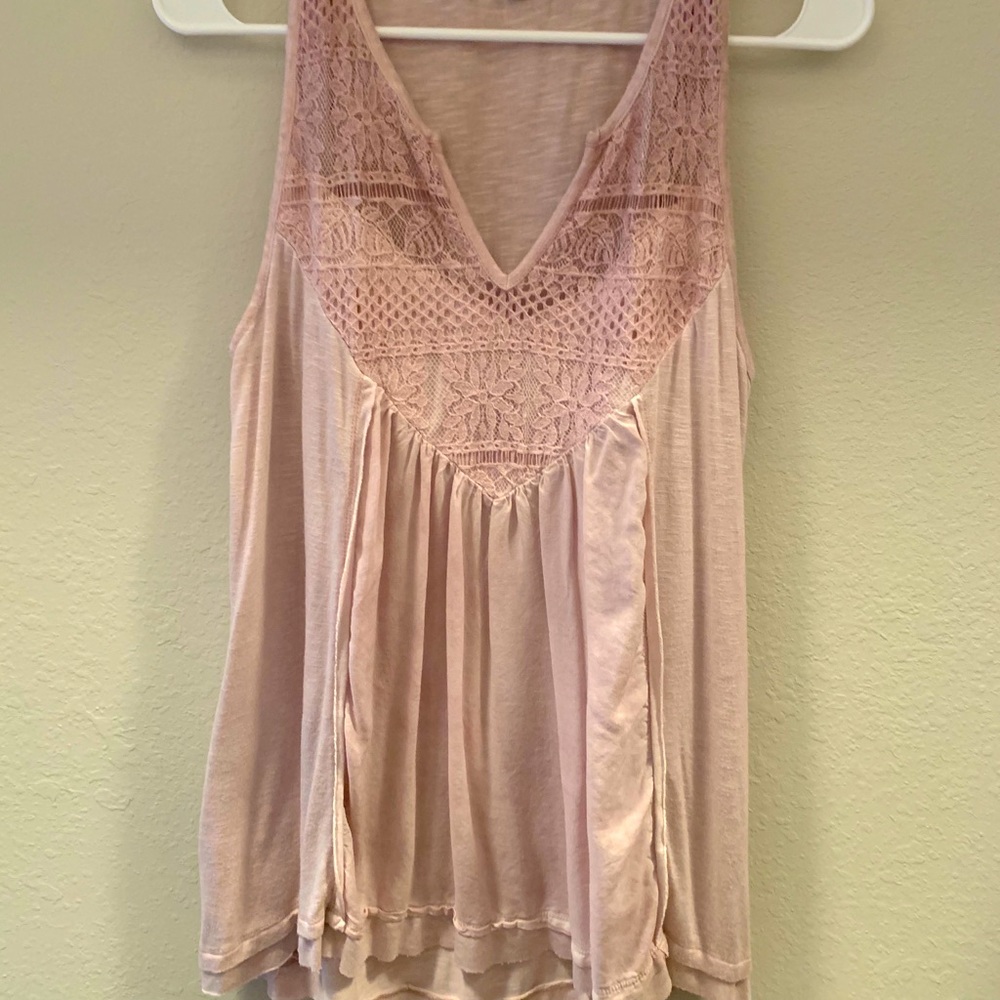 Sleeveless loose-fitting top